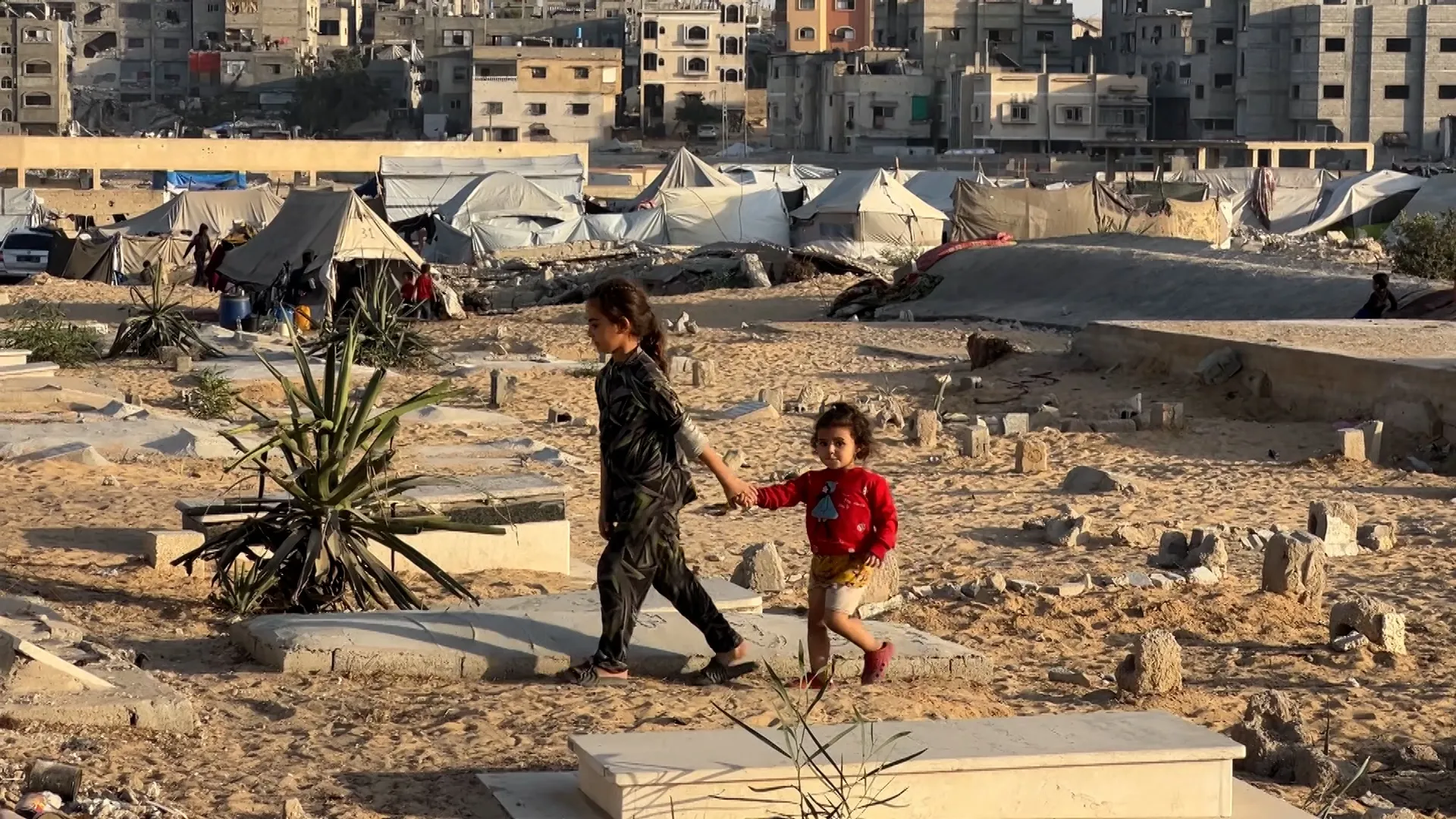 Displaced Palestinians forced to live in Gaza’s graveyards | Newsfeed