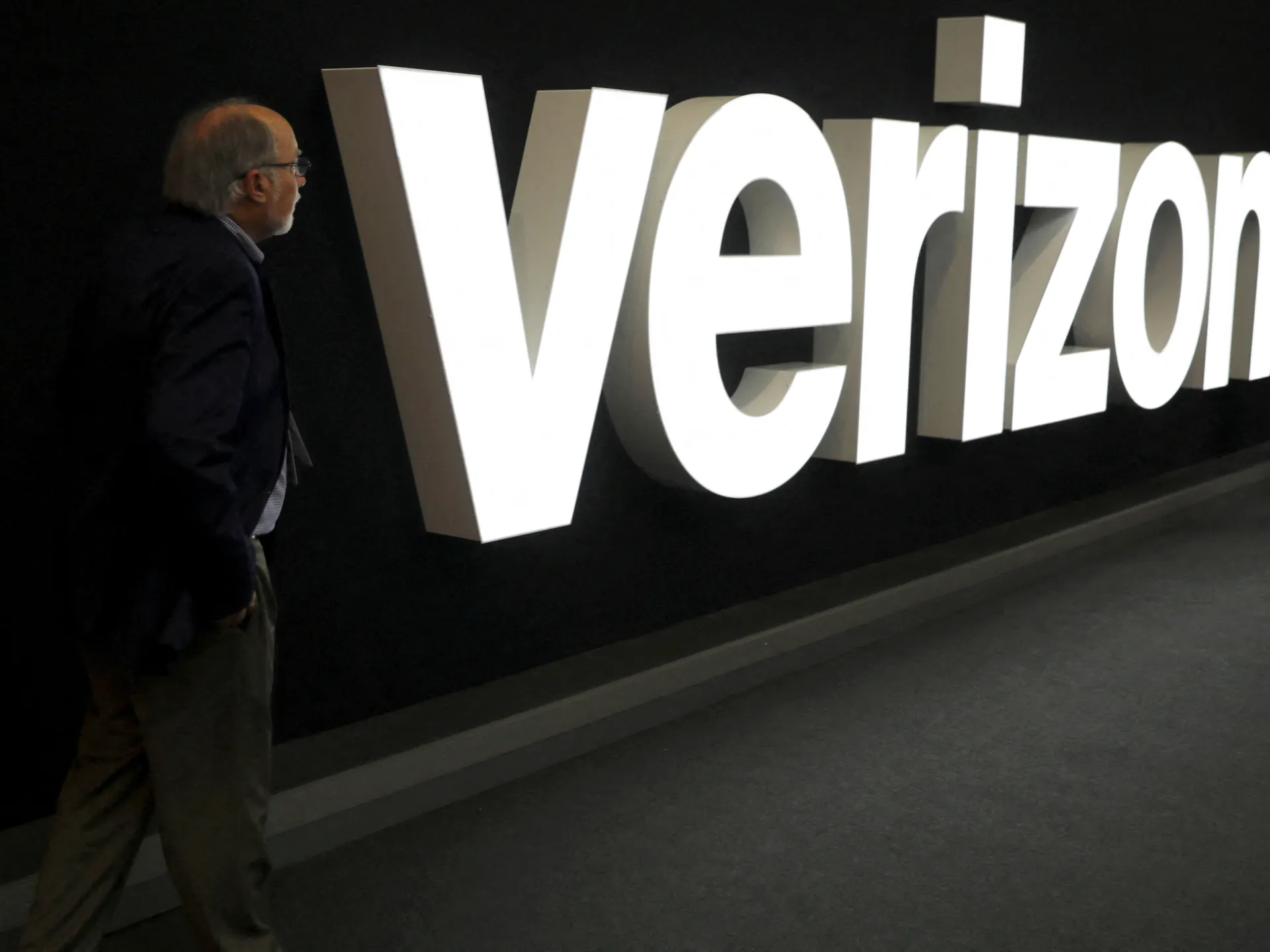 Verizon planning its largest layoffs ever: Report | Telecommunications News