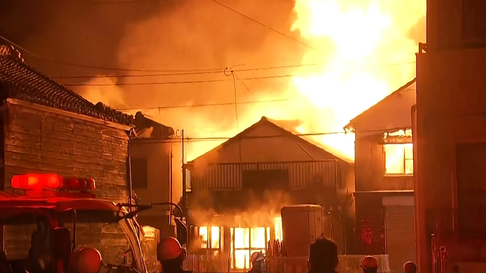 Massive fire rips through neighbourhood in Japan | Newsfeed