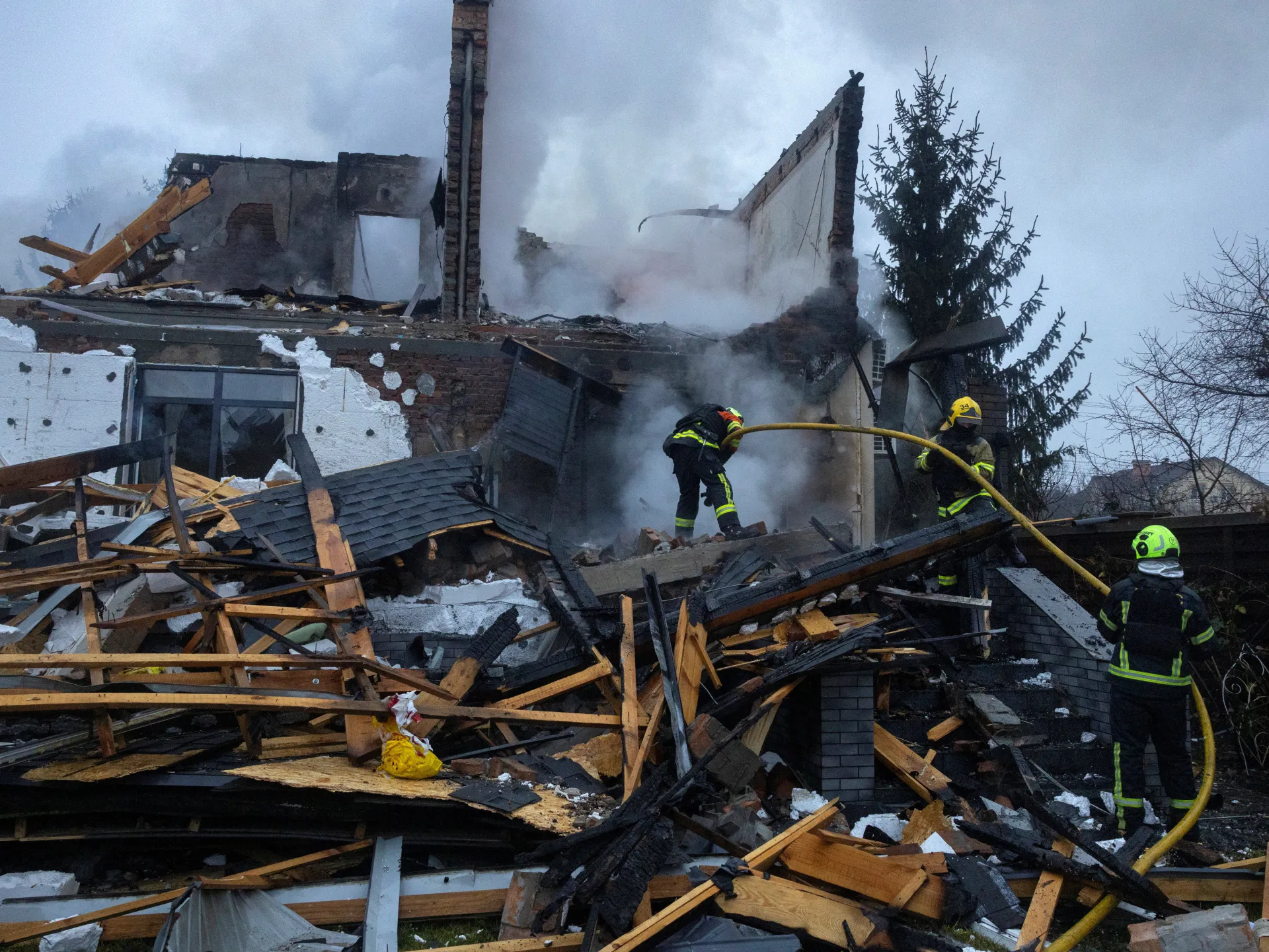 Russian strikes on Kyiv kill three as Ukraine envoys travel to US for talks | Russia-Ukraine war News