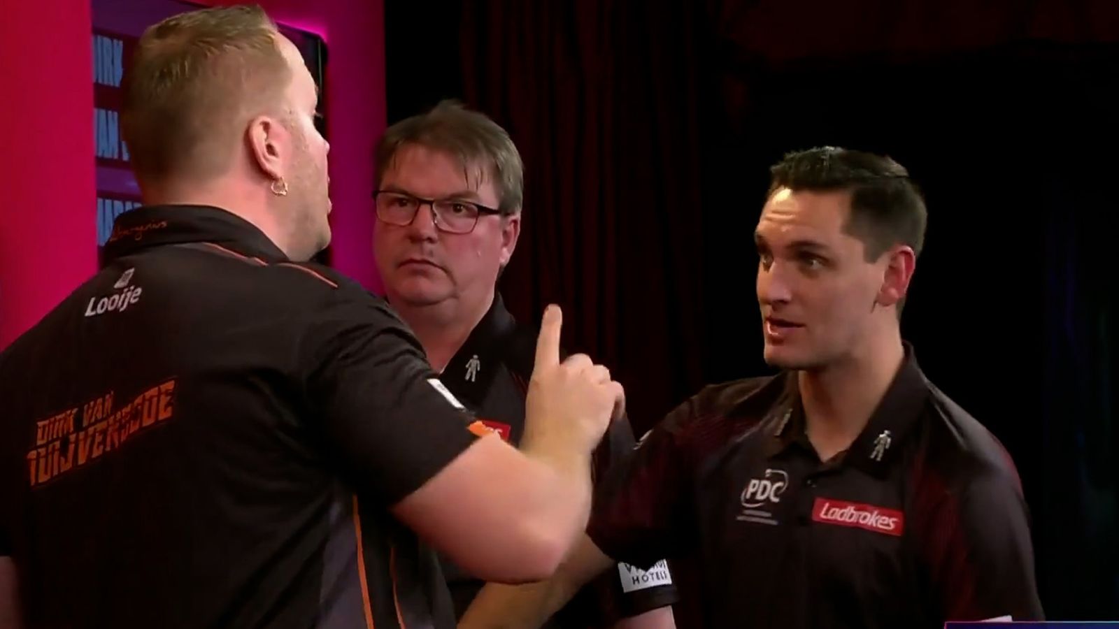 'Controversy on the stage!' | Duijvenbode fumes with referee after disallowed dart!