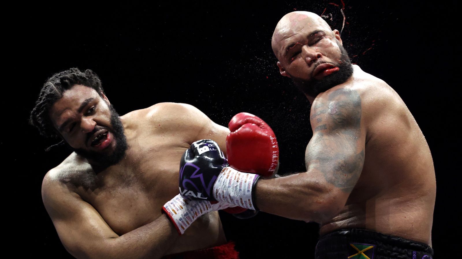 Jeamie TKV defeats Frazer Clarke via split decision to claim vacant British heavyweight title | Boxing News