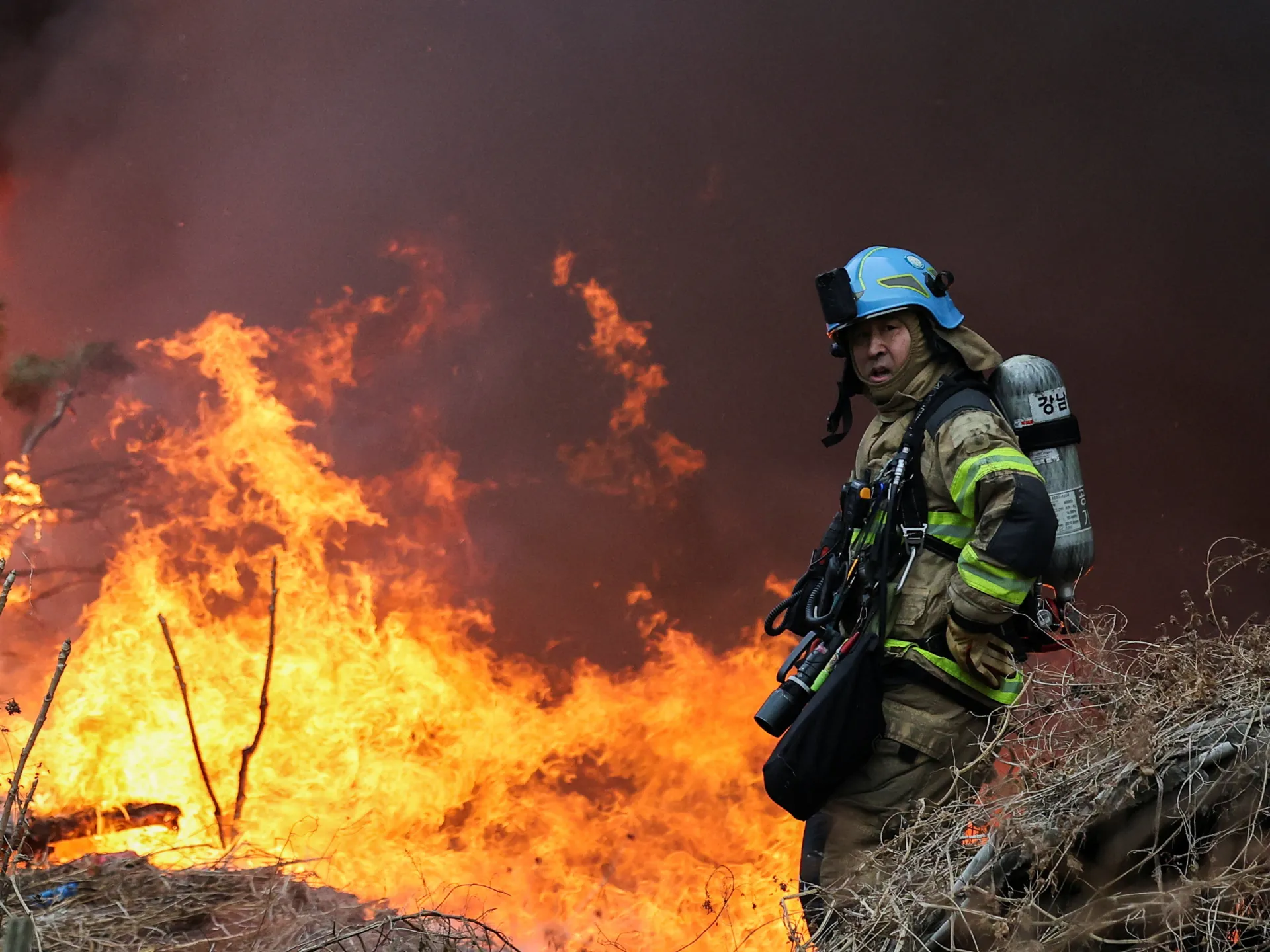 S Korean firefighters tackle huge blaze in last of Seoul’s ‘shanty towns’ | Construction News