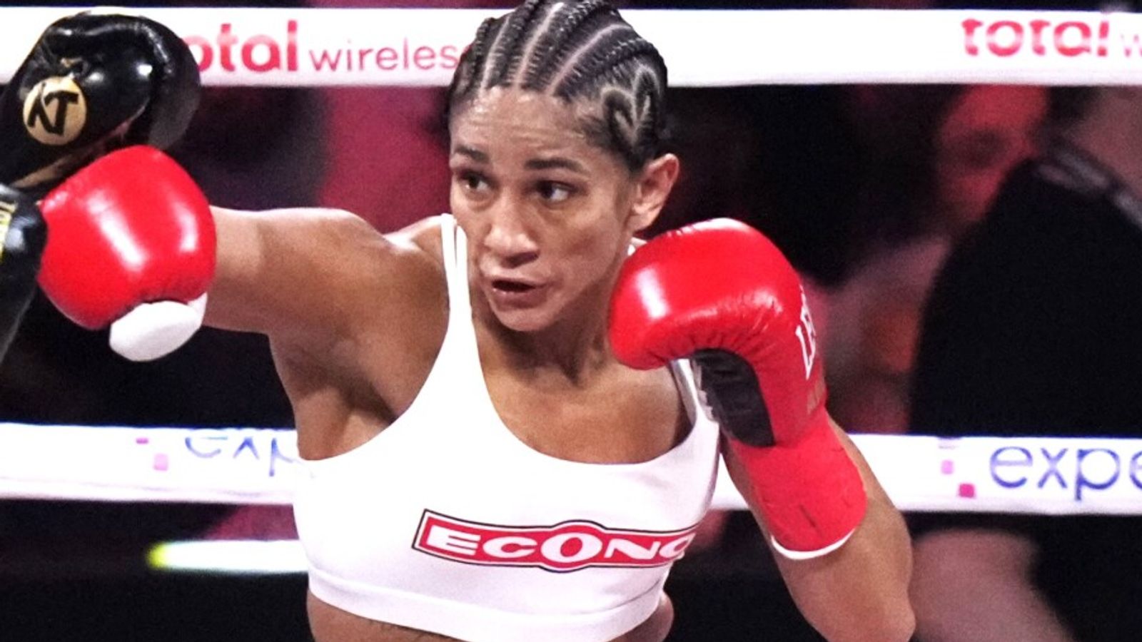 Amanda Serrano overcomes badly-swollen right eye in world title win over Reina Tellez in Puerto Rico | Boxing News